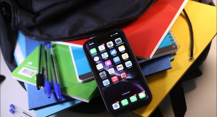 Interdiction des téléphones à l’école : Les parents d’élèves dénoncent un manque de concertation