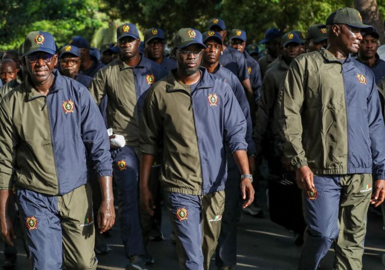 Photos / Au rythme des pas et sous le drapeau national : le Président Bassirou Diomaye Faye et les Forces armées ont célébré une matinée de cohésion et de résilience