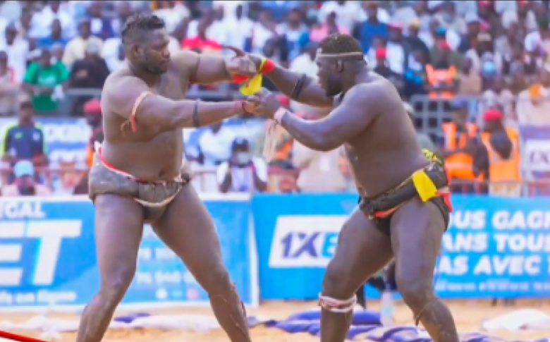 Lutte sénégalaise : Franc domine Tapha Tine et poursuit son ascension